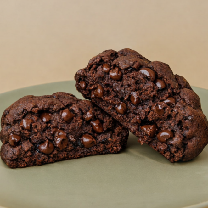 Cookie de chocolate 70% com gotas de chocolate chips. Em media 95g.