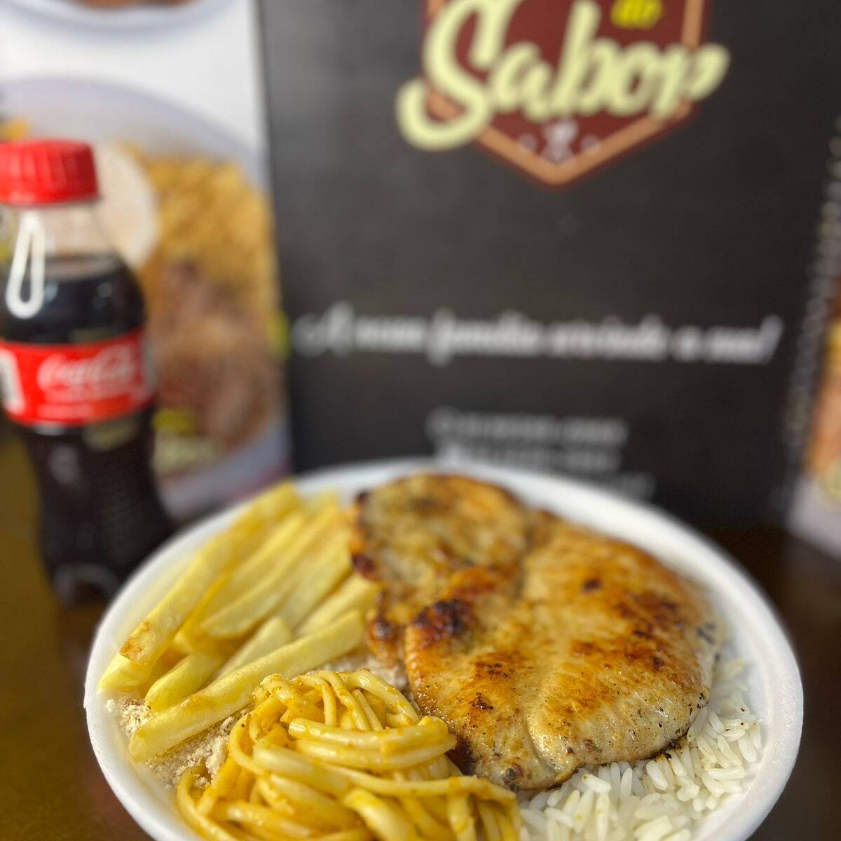 ARROZ,FEIJÃO PRETO OU BRANCO ,BATATA FRITA ,FAROFA E SALADA (NÃO ACOMPANHA BEBIDA )