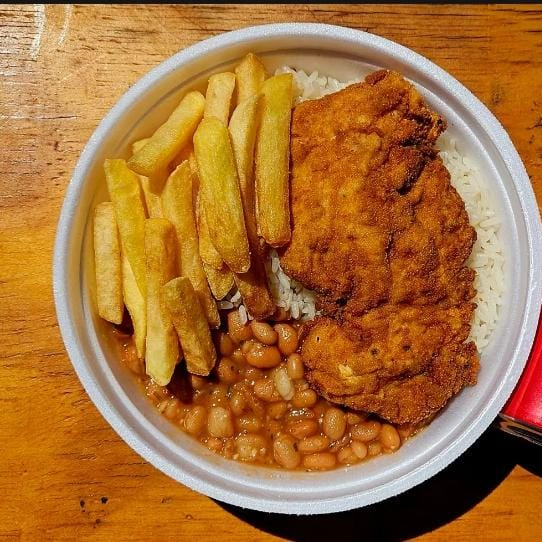 Marmita com delicioso filé de frango à milanesa super crocante e sequinho acompanhado de arroz branquinho, feijão de caldo e batata frita crocante. Marmita P (500 ml), aprox. 400 gramas, serve 1 pessoa