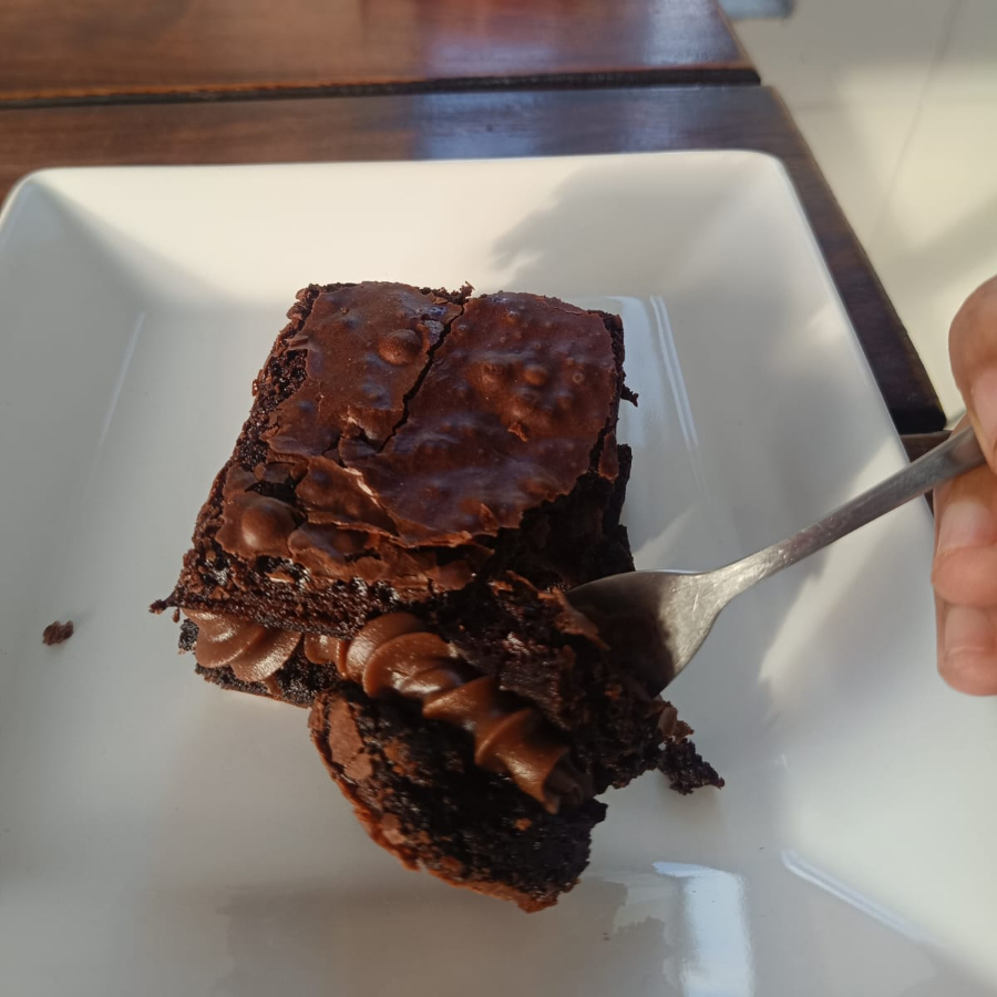 Massa macia e casquinha crocante. Recheio cremoso de chocolate 50% cacau que derrete na boca.