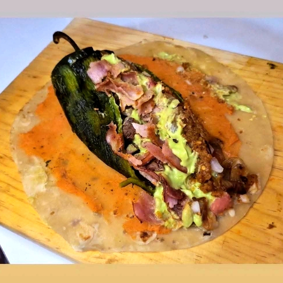 TACO DE CARNE ASADA CON FRIJOLES PUERCOS, CHILE VERDE Y TOCINO