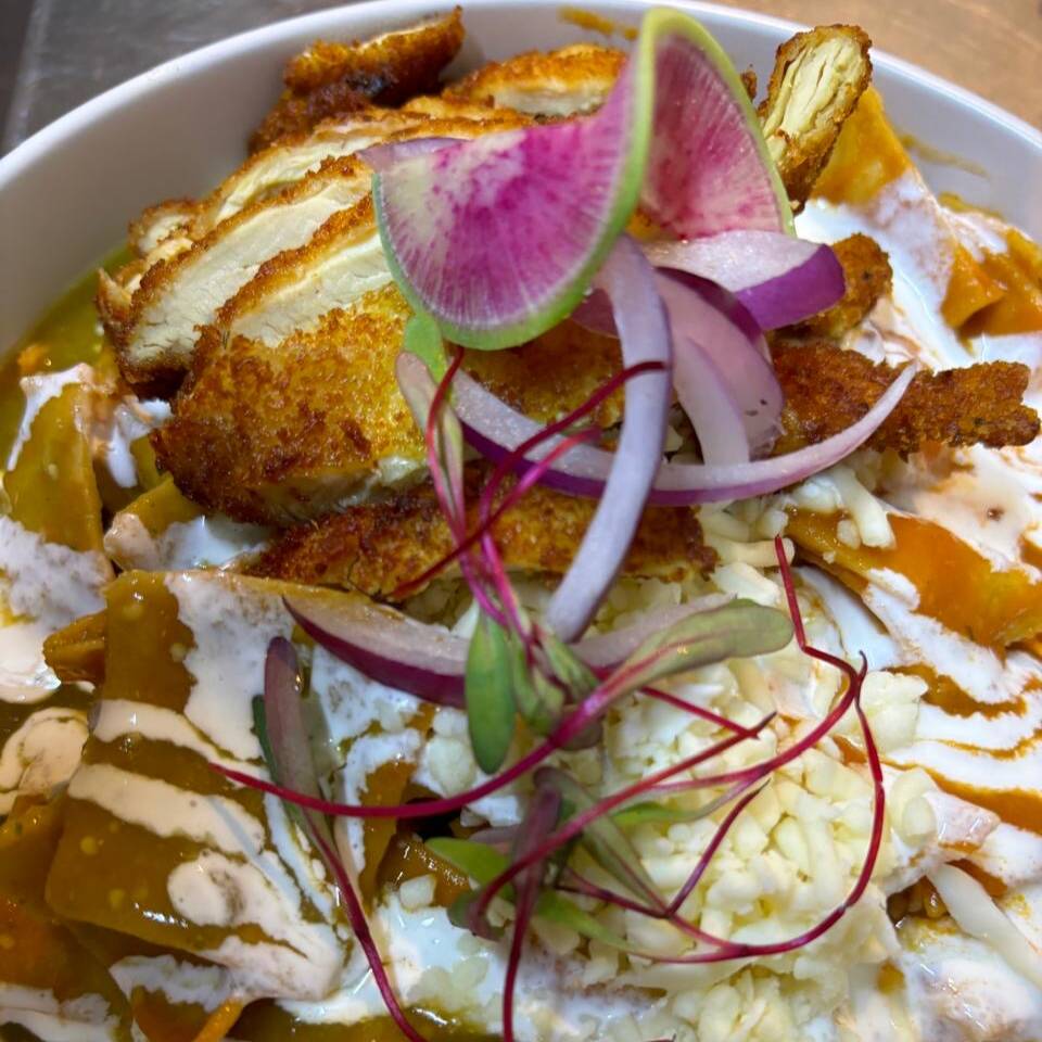 CHILAQUILES SENCILLOS CON MILANESA DE POLLO