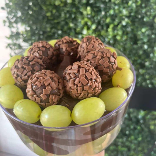 Deliciosa travessa com ninho, chocolate e uvas verdes sem caroço.