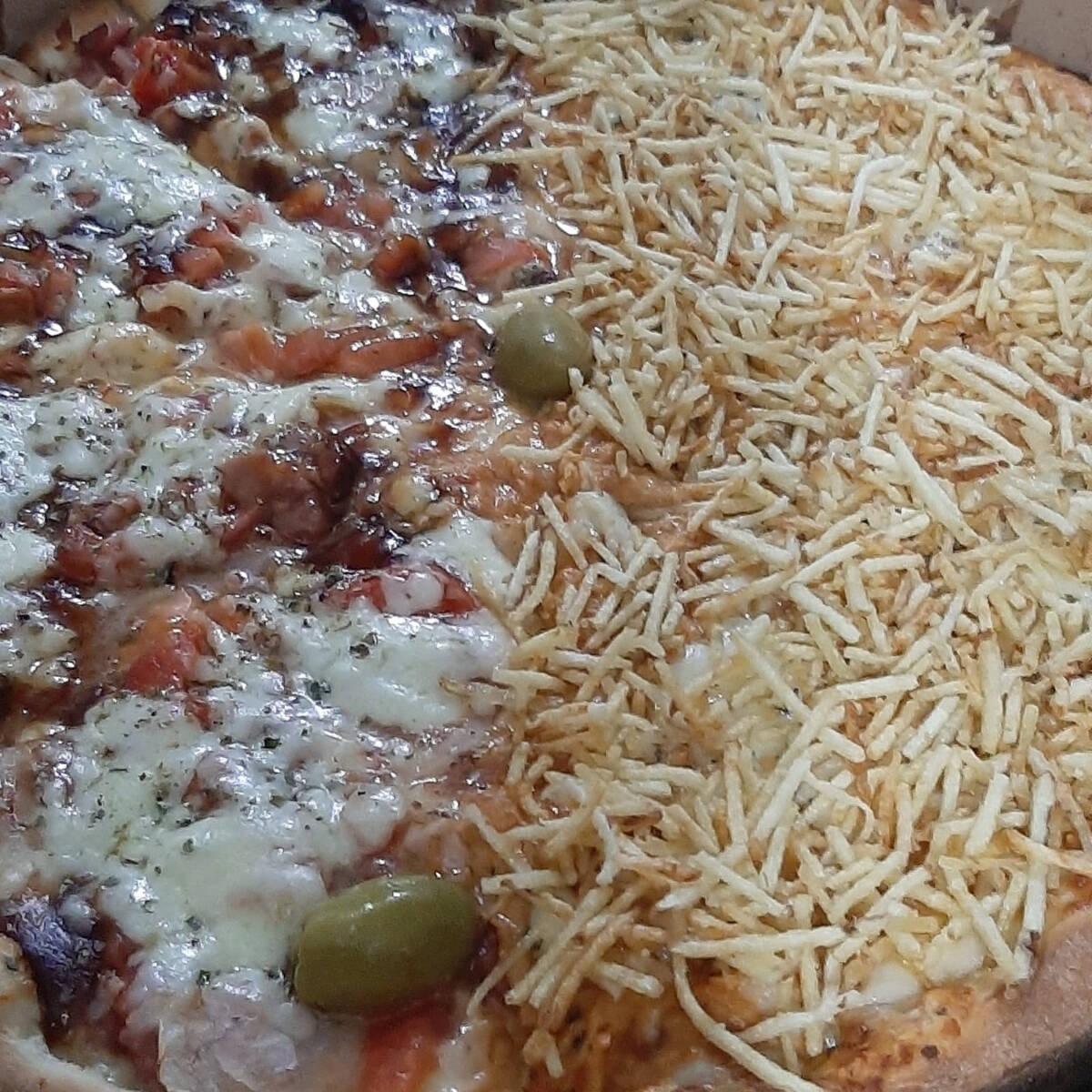 muçarela, molho de tomate, strogonoff de frango e batatinha palha