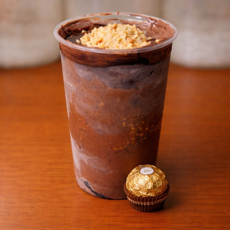 Açaí cremoso com muita Nutella, amendoim crocante e de presente ganhe um bombom Ferrero Rocher!