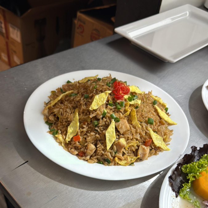 arroz frito peruano ao estilo chines preparado com frango ovos vegetais e molho shoyu