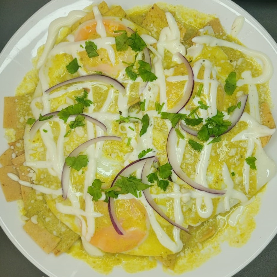 Huevos Estrellados Bañados en Salsa Verde.