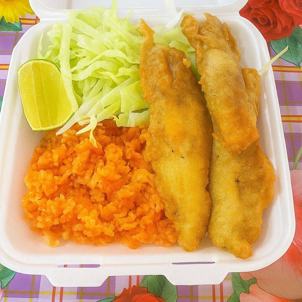 Pescado Empanizado con Arroz Rojo y Ensalada