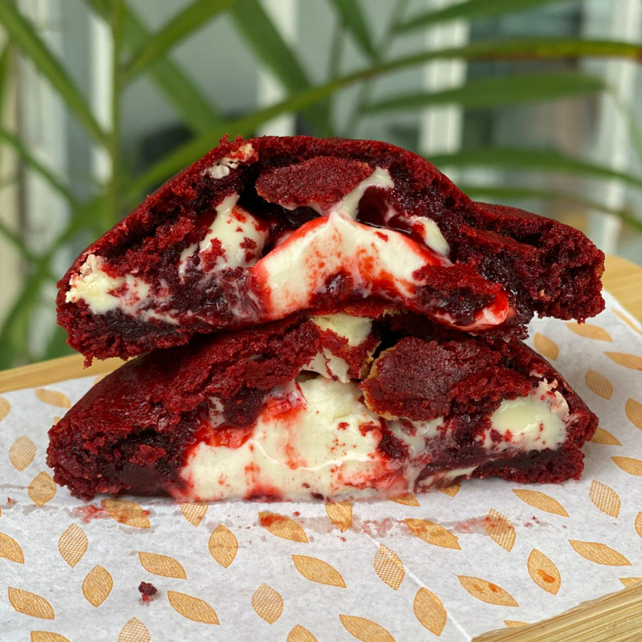 Cookie Redvelvet com recheio de cream cheese e gotinhas de chocolate branco na massa. Perfeito acompanhado de um cafézinho.