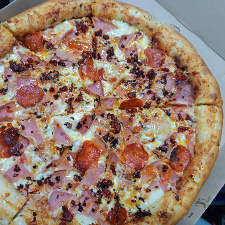 Pizza Grande de Carnes Frías