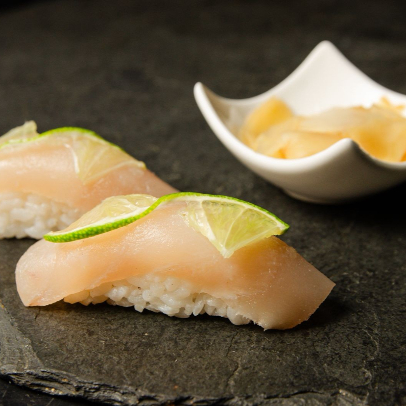 Peixe branco selecionado com toque especial de limão, trazendo frescor e leveza à peça. #peixebranco #sushi #japones #ifood #frescor #delivery