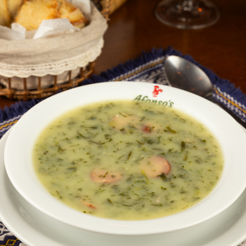 Sopa caldo verde com linguiça portuguesa. Muuuuito boa