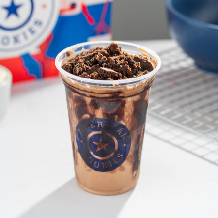 Combinação mais que perfeita de sorvete artesanal batido com cacau e cookie Clássico Brownie.