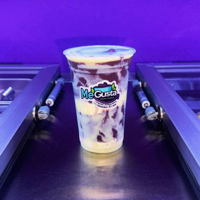 Uma vitamina de açaí super cremosa, feita com açaí encorpado, batido no ponto perfeito e finalizada com uma camada generosa de leite condensado e leite em pó. Uma combinação doce, irresistível, cremosa e refrescante, perfeita para quem busca energia, sabor marcante e aquele toque premium no copo. Não adicionamos nem retiramos nenhum dos acompanhamentos.