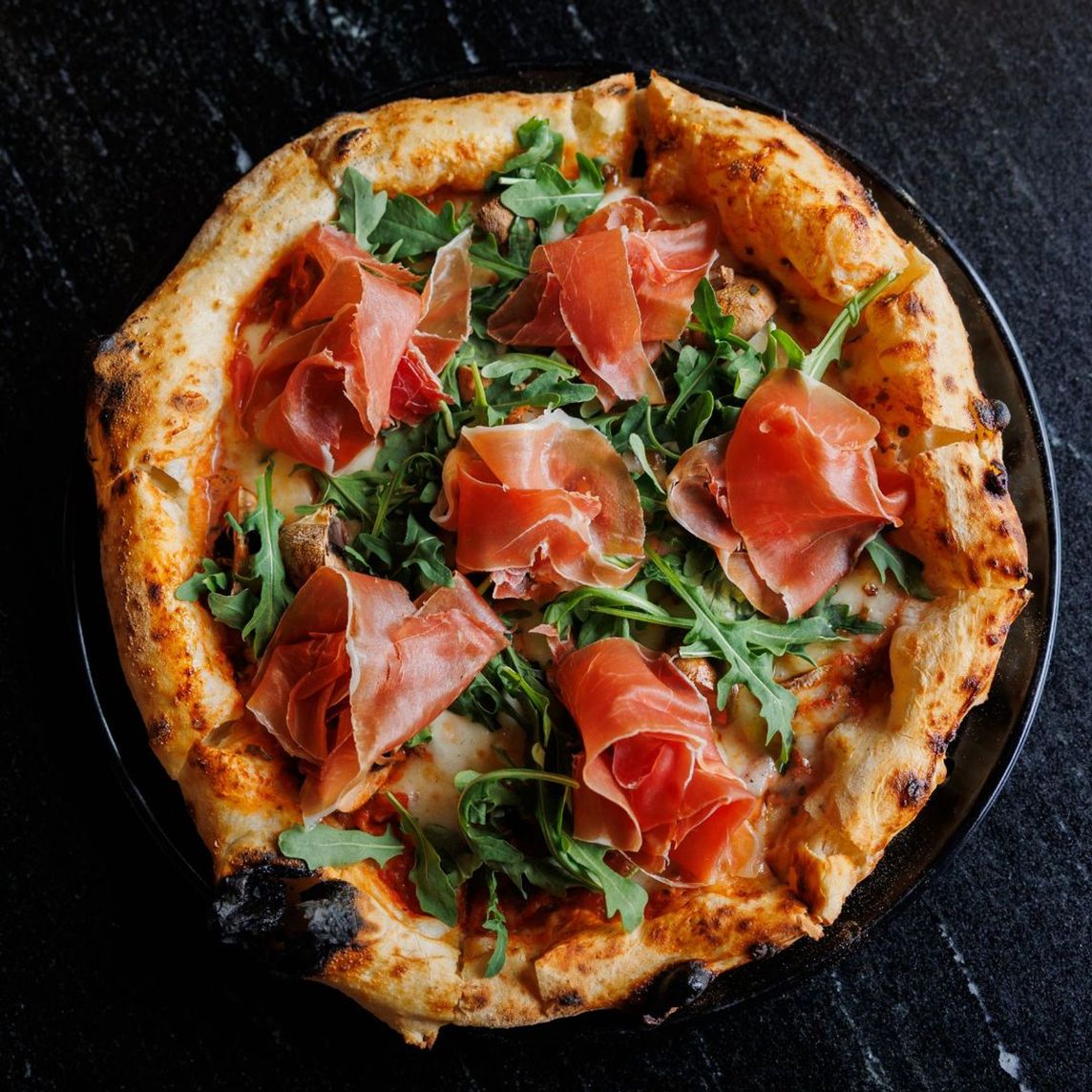 Pizza Proscuitto con Funghi y Arúgula
