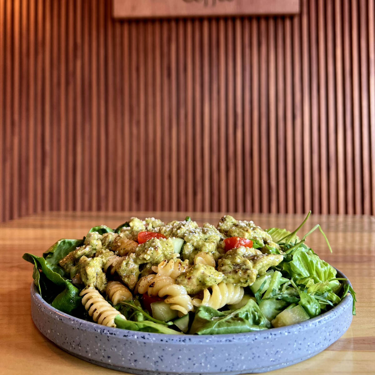 Ensalada Pollo-Pesto