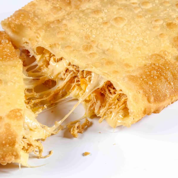 Clássico, cremoso e cheio de sabor! Pastel de 20 cm recheado com frango desfiado bem temperado e queijo derretido, criando uma combinação suculenta e irresistível. Massa crocante por fora e recheio farto por dentro — ideal para quem busca um pastel tradicional e muito caprichado.