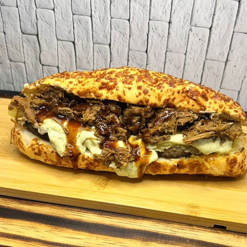 BAGUETE,HAMBURGUER,MUSSARELA,MAIONESE VERDE,CARNE LOKAE MOLHO BARBECUE