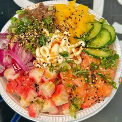 Acompanhado de arroz fresco, pepino crocante, manga, kani, cebola roxa que proporciona um leve toque picante e o suave cream cheese que equilibra todos os sabores. A finalização fica por conta do nosso molho especial à base de laranja.