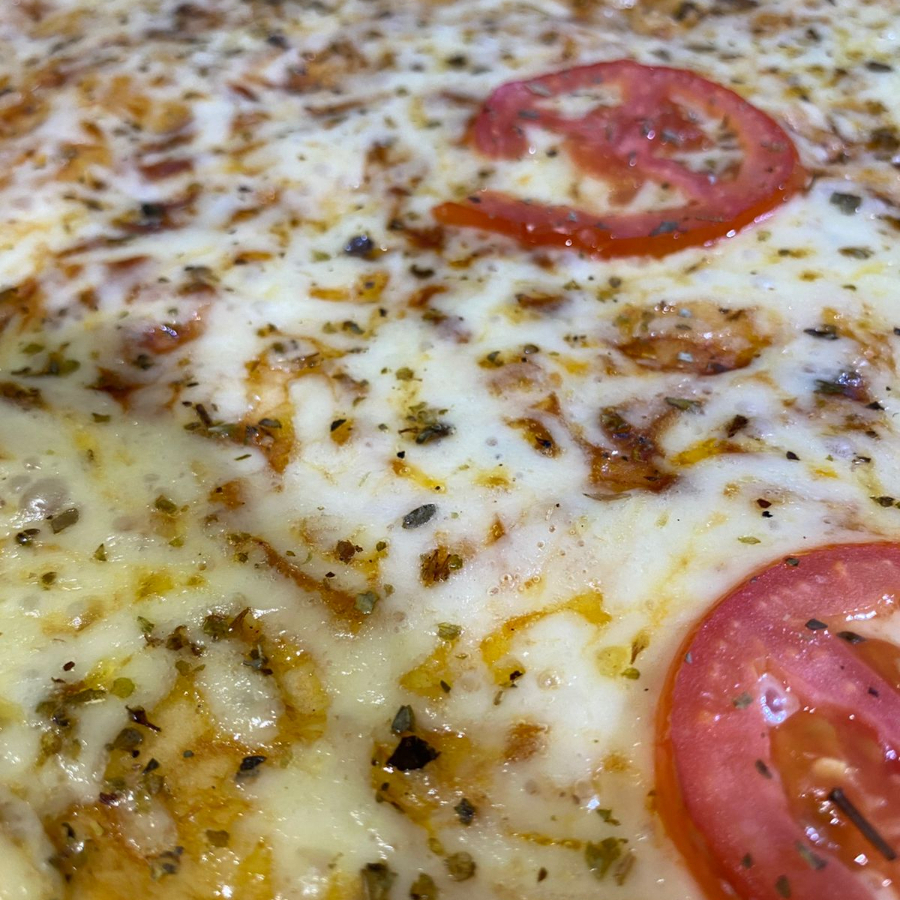 A nossa 'Mussarela' é uma requintada pizza salgada que se destaca pela perfeita harmonia dos ingredientes. Ela é coberta por um generoso molho de tomate, preparado com tomates frescos e selecionados, que conferem um sabor inigualável. Acrescentamos uma camada rica e cremosa de mussarela de primeira qualidade, que derrete de maneira suave e irresistív