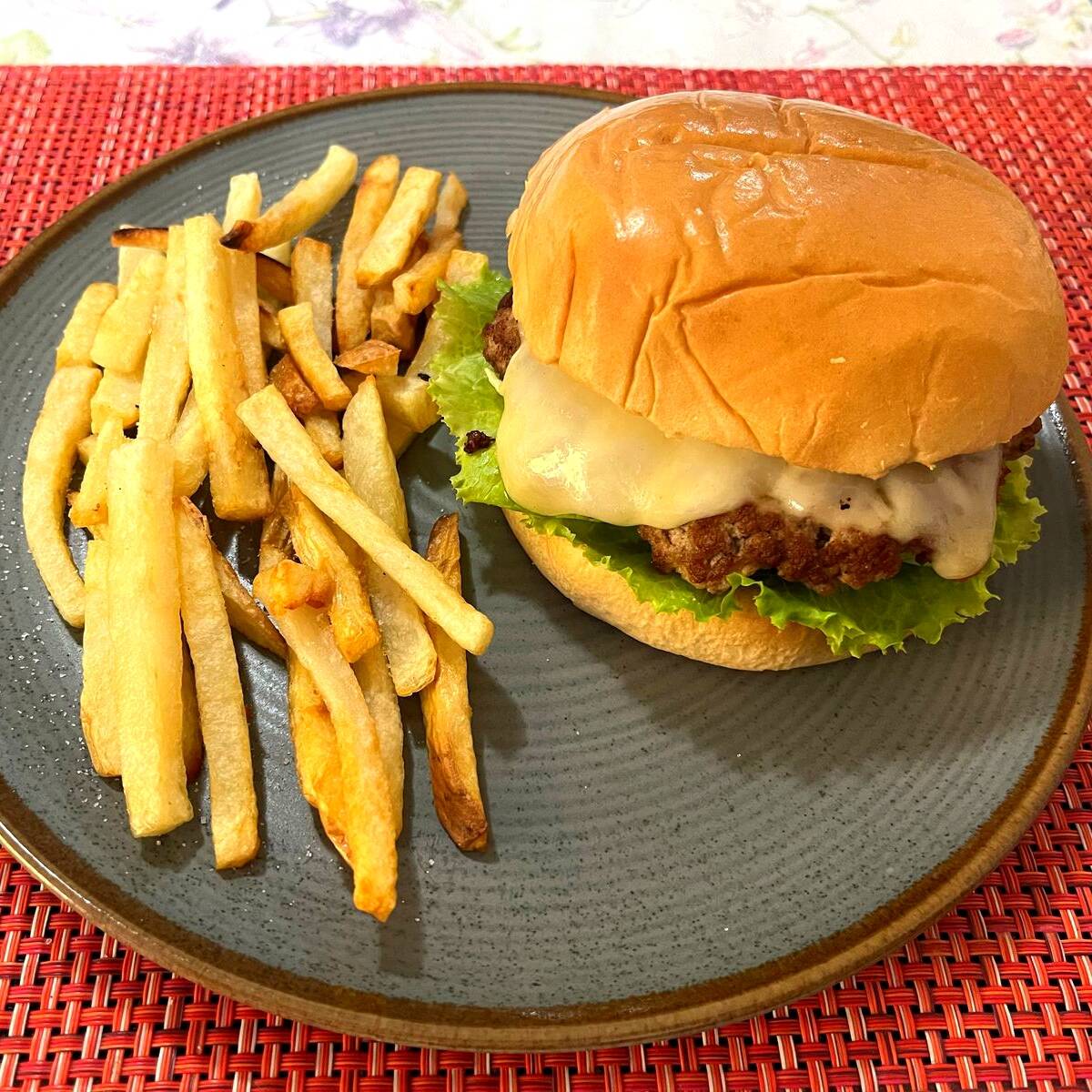 Hamburguesa de Res 125gms con Papas fritas