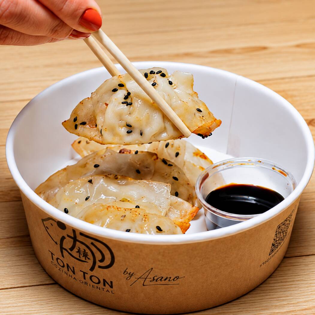 Pastéis japoneses recheados com legumes, grelhados e cozidos no vapor.