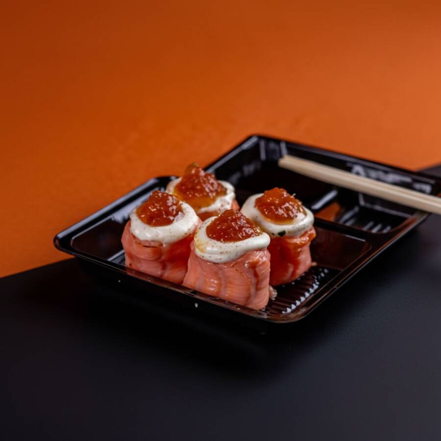 Shari, salmão maçaricado com creem cheese e geleia de abacaxi.