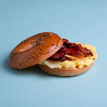 Sándwich Bagel de Huevo, Queso y Tocino