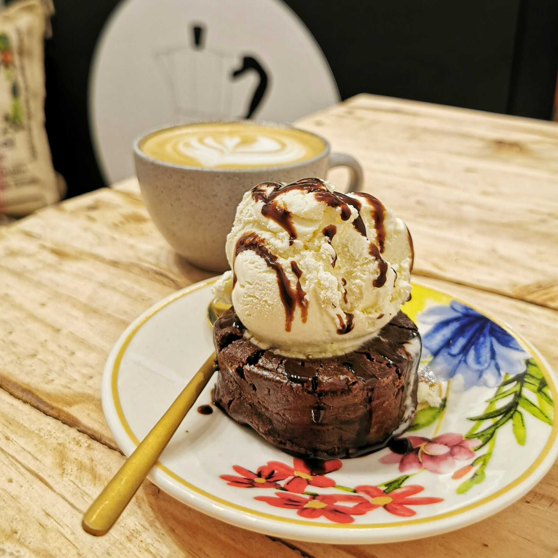 Brownie Melcochudo con Helado