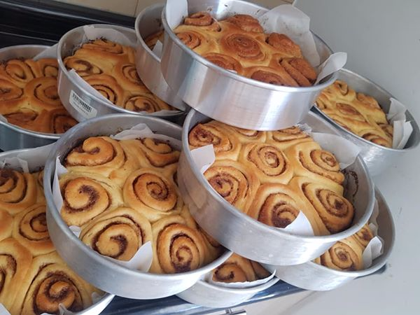 Charola 8 Roles de Canela con Topping de Café