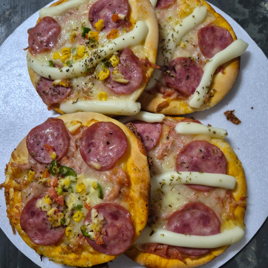 4 deliciosas Pizzas brotinhos recheadas com presunto, mussarela, calabresa, milho e com uma pitada especial de orégano
(Peso: aproximadamente 200g cada unidade)
*Acompanha 1 refrigerante de 600ml*