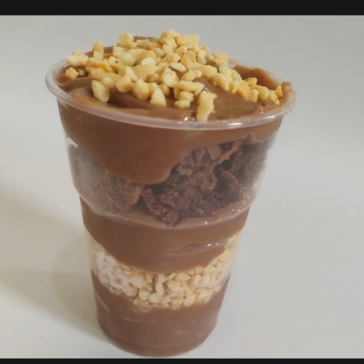 Brownie, amendoim e brigadeiro