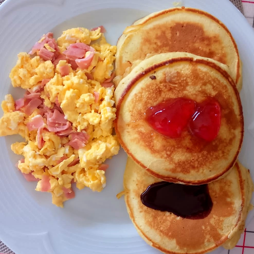Desayuno Hot Cakes y Huevo con Jamón.