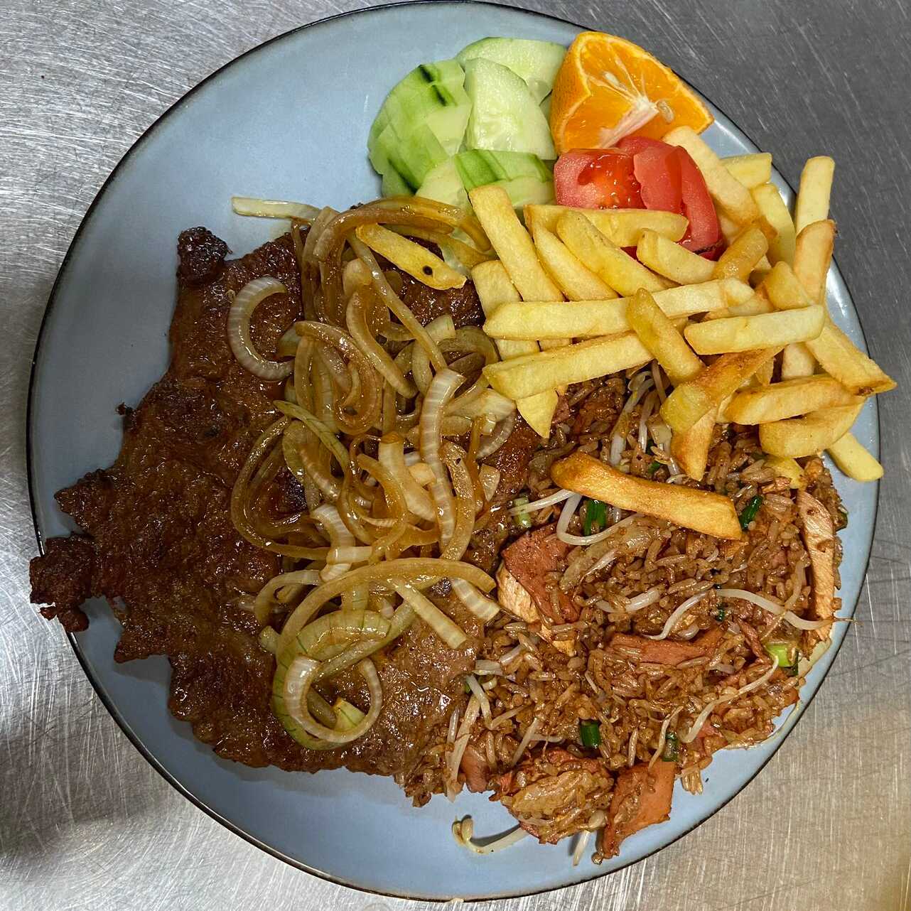 Cantonés con Bisteck Encebollado
