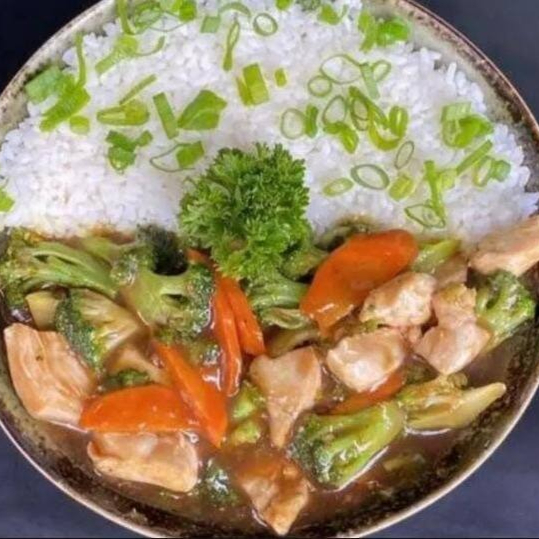 Frango com brocolis ,arroz branco japonês,legumes ,cenoura,repolho,brócolis e cebolinha finalizado no azeite