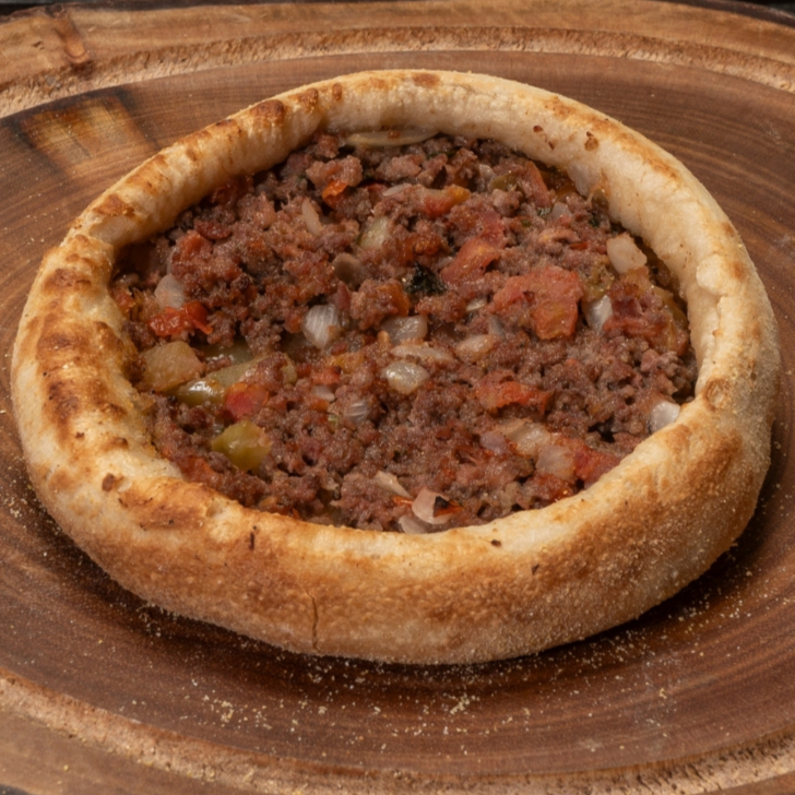 Massa artesanal macia e dourada, recheio suculento de carne moída temperada com especiarias, cebola fresca e um toque de limão siciliano. Sabor autêntico que remete às origens árabes!