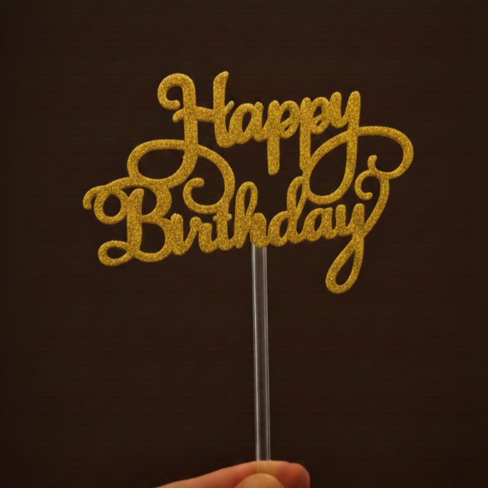 COR: Dourado MATERIAL: Papel MEDIDAS: 14cm largura x 8cm altura. (Medindo apenas o nome sem considerar o palito.)