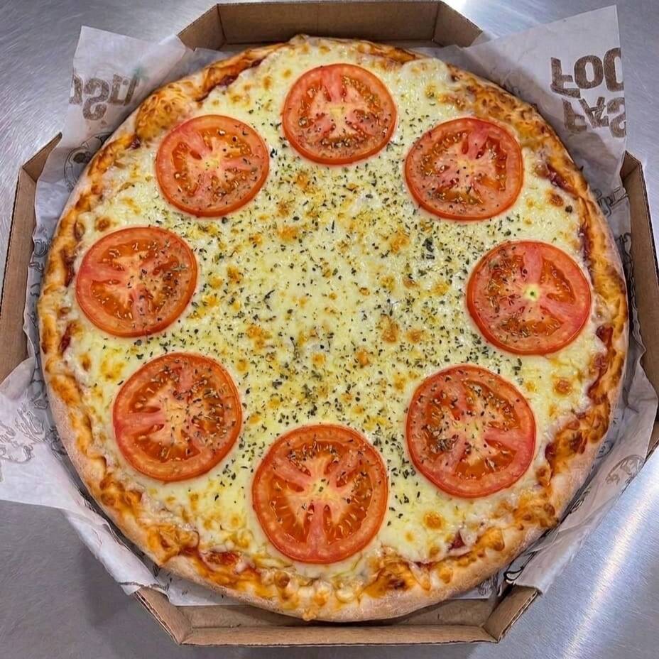Muita mussarela derretida, tomate, orégano e molho da casa sobre massa artesanal. A clássica perfeita.