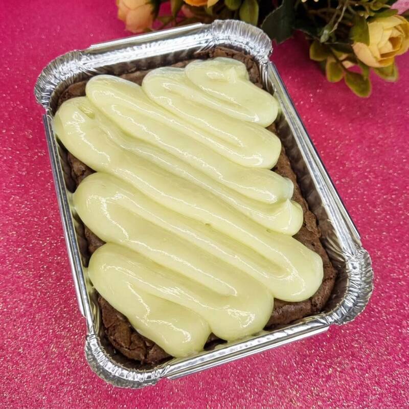 Delicada, cremosa e simplesmente viciante! A nossa Marmitinha Brownie Ninho é feita para quem ama um doce suave, mas cheio de sabor.
Na base, o nosso brownie artesanal, feito com chocolate na massa, garantindo uma textura macia e um sabor intenso. Por cima, uma cobertura generosa de creme de Leite Ninho, leve, aveludado e com aquele gostinho inconfundível que derrete na boca.
Uma sobremesa pensada para trazer conforto, carinho e um toque de doçura em cada colherada. Perfeita para qualquer momento do Dia ou como um mimo especial para alguém querido!
palavras chaves-----
empada , empada de frango , torta , brownie , cookie , Nutella , torta cookie , frete grátis , cupom , desconto , brownie recheado , chocolate , confeitaria , gourmet , salgados , salgado , taxa gratis , Ninho , Ninho com Nutella