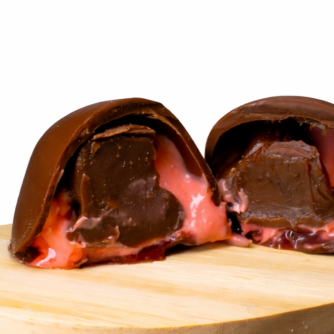 Aproximadamente 60 gramas A trufa Sensação é uma deliciosa combinação de Mousse de morango com uma geleia que preserva pedaços da fruta, coberta por uma camada irresistível de ganache de chocolate meio amargo. Cada mordida traz um equilíbrio perfeito de sabor e textura!