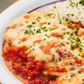 Nesse delicioso prato você ainda receberá como acompanhamento arroz, feijão, farofa, fritas e salada. Nós da Padaria Forno do Dão preparamos nossos pratos com muito carinho e capricho. Temos certeza que você vai adorar.