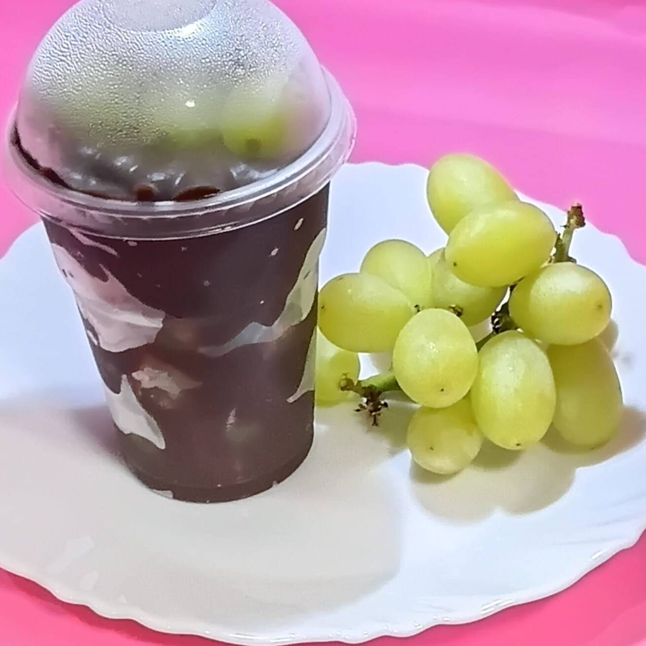 Um delicioso brigadeiro de chocolate ao leite com uvas fresquinhas.