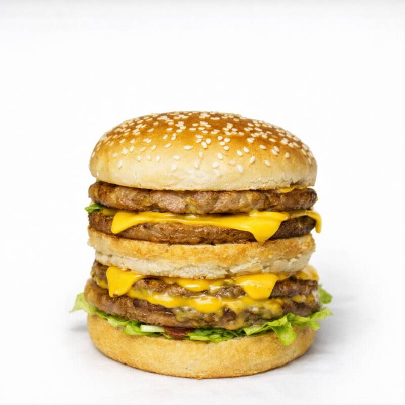 3 pães , 4 carnes , 2 queijo cheddar , bacon , picles , alface , cebola roxa e molhos .