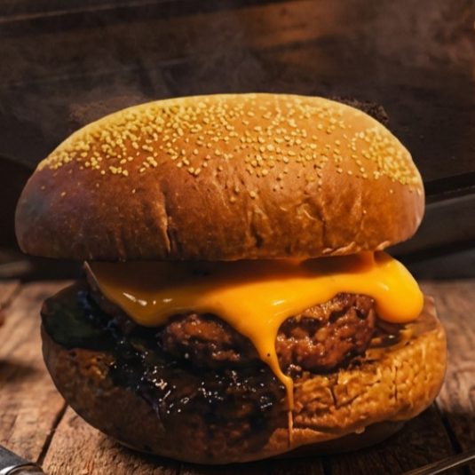 Nosso Delicioso Pão Australiano, Suculenta Carne de 100g, Cebola Caramelizada, Cheddar. Foto Ilustrativa. Hamburguer artesanal