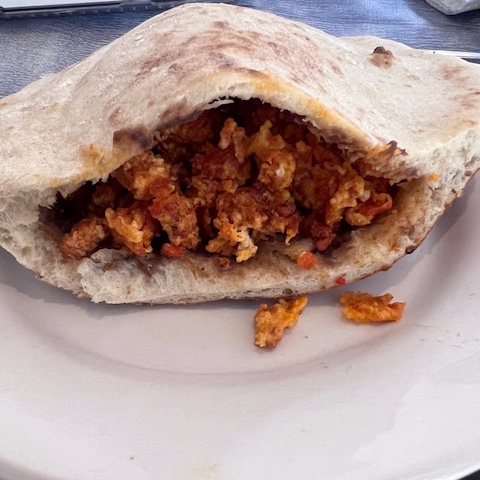 Pita de Huevo con Chorizo Espanol