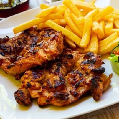 Muslo Frito en Su Jugo con Papas a la Francesa