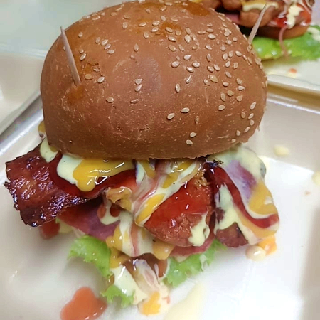 Salchiburguer más Papas