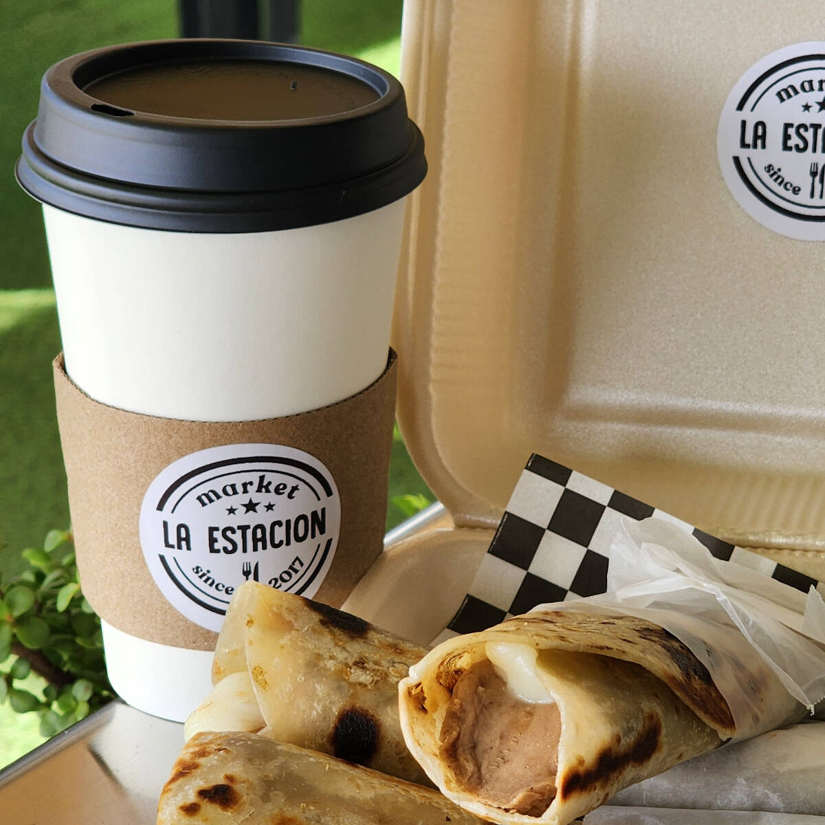 Orden 2 Burritos + Cafe 16 Oz