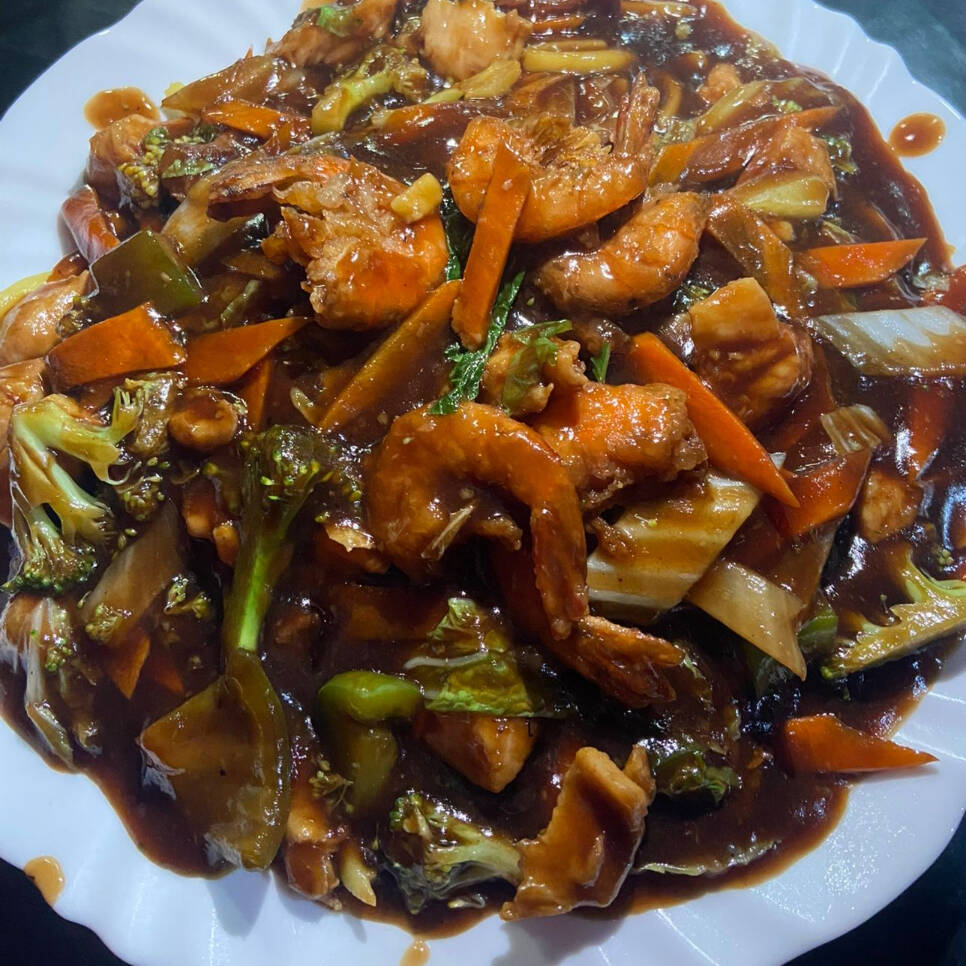 Acompanha: camarão, carne, frango, macarrão, acelga, cenoura, pimentão, brócolis.