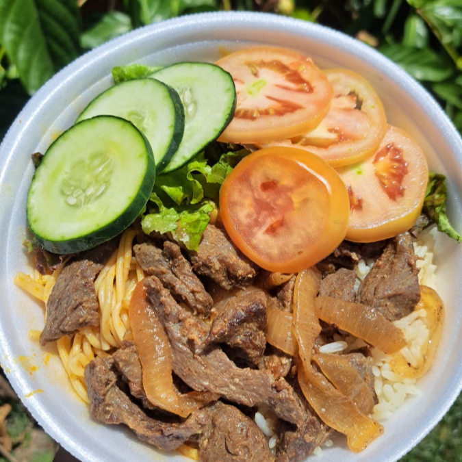 Delicosa e suculenta carne de sol de coxão mole, com arroz e macarrão no alho fresquinhos. Marmita de 750ml